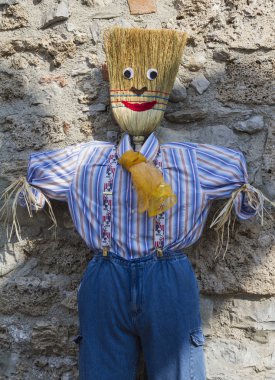 Süpürge ile doldurulmuş adam